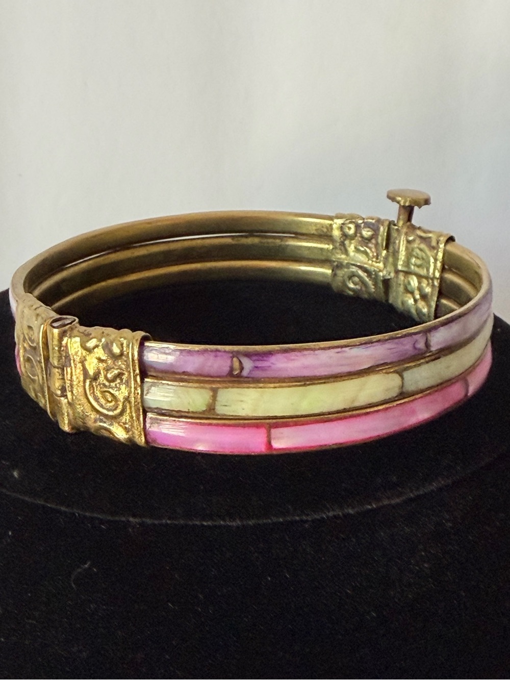 💖 VTG 1970s brass & dyed mother-of-pearl (shell) inlay hinged bangle bracelet